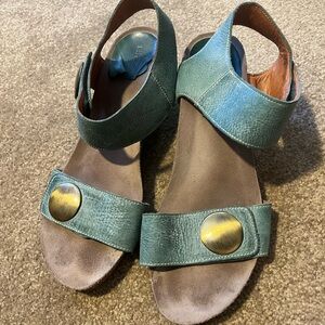Taos Big button wedge Sandals